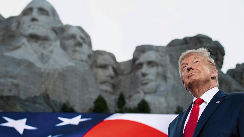 Donald Trump am Präsidentendenkmal Mount Rushmore