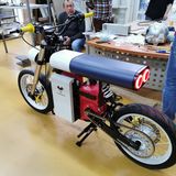 Die Bank bietet wenig Halt, das Bike hat aber einen großen Federweg.