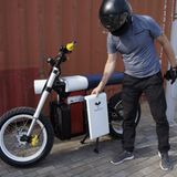 Dieser Biker nimmt die schweren Akkus sehr locker in  die Hand.