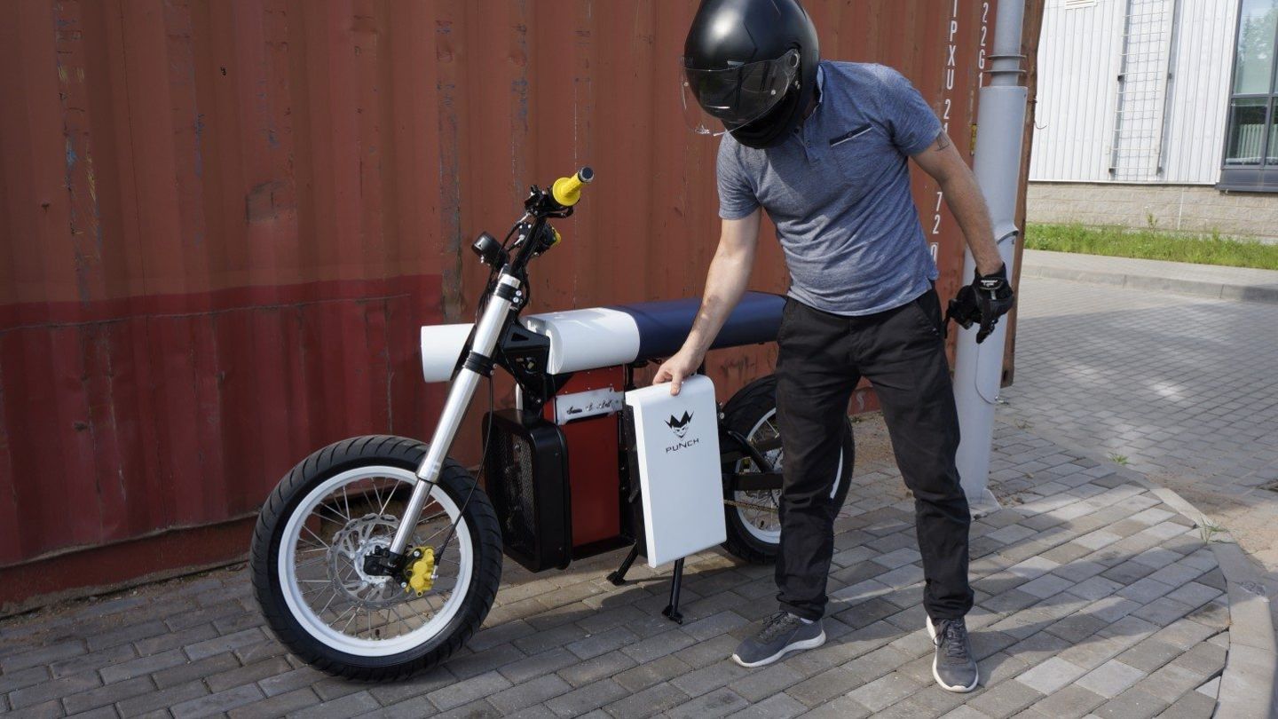 Dieser Biker nimmt die schweren Akkus sehr locker in  die Hand.