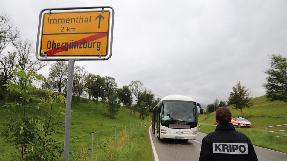 Nachrichten Deutschland Obergünzburg Eine Mitarbeiterin der Kripo geht auf den am Straßenrand stehenden Linienbus zu.