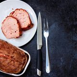 Rezept für gebratenen Leberkäse mit Ofen-Bratkartoffeln und Möhrensalat      Zutaten für 2 Personen:150g saure Sahne1/2 Bund Petersilie100g Sauerkraut2 Stück Leberkäse500g festkochende Kartoffeln1 Zwiebel1/2TL Kümmel2 Karottenmittelscharfer Senf          Zubereitung:  1. Ofen auf 220°C Umluft vorheizen. 1L Wasser im großen Topf zum Kochen bringen. Kartoffeln schälen, in ca. 1 cm dicke Scheiben schneiden, in das Wasser geben und 3 Minuten garen – sie sollten aber nicht durch sein. Wasser abgießen, Kartoffeln im Topf ausdampfen lassen.  2. Kartoffeln auf einem mit Backpapier ausgelegtem Backblech verteilen, 3 EL Öl darauf verteilen, mit Salz würzen und für ca. 30-40 Minuten in den Ofen geben. Die Kartoffeln sollten gleichmäßig bräunen, daher immer wieder mit einem Pfannenwender oder Löffel wenden.  3. Inzwischen Flüssigkeit vom Sauerkraut mit Händen auswringen, Sauerkraut in eine Schüssel geben. Karotte schälen und grob raspeln, Petersilie waschen, hacken und beides mit Hälfte der sauren Sahne zum Sauerkraut geben, salzen und pfeffern, und beiseite stellen.  4. Die Zwiebel schälen, in grobe Würfel schneiden und nach ca. 20Min. Garzeit zusammen mit dem Kümmel zu den Kartoffeln geben und gut untermengen. Die Zwiebeln sollten die letzten 10 Minuten mit den Kartoffeln im Ofen garen.  5. 2 EL Öl in einer großen Pfanne auf mittlerer Stufe erhitzen. Den Leberkäse in die heiße Pfanne geben und von beiden Seiten ca. 2-3 Minuten goldbraun anbraten.  6. Die Kartoffeln aus dem Ofen nehmen, je nach Geschmack nochmals mit Salz und Pfeffer abschmecken und zusammen mit dem Leberkäse und dem Salat auf einem Teller anrichten. Senf dazu reichen.
