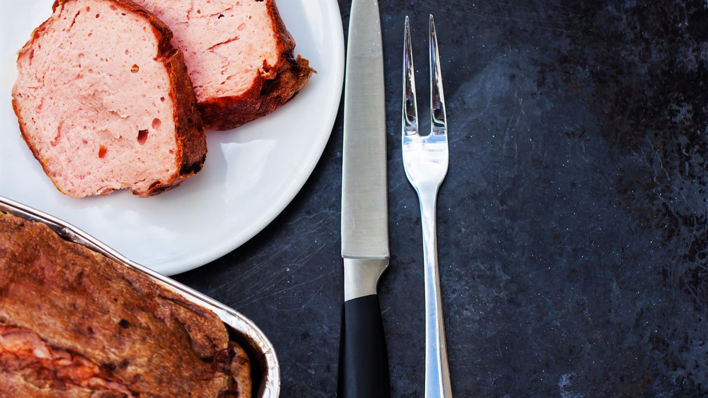 Rezept für gebratenen Leberkäse mit Ofen-Bratkartoffeln und Möhrensalat      Zutaten für 2 Personen:150g saure Sahne1/2 Bund Petersilie100g Sauerkraut2 Stück Leberkäse500g festkochende Kartoffeln1 Zwiebel1/2TL Kümmel2 Karottenmittelscharfer Senf          Zubereitung:  1. Ofen auf 220°C Umluft vorheizen. 1L Wasser im großen Topf zum Kochen bringen. Kartoffeln schälen, in ca. 1 cm dicke Scheiben schneiden, in das Wasser geben und 3 Minuten garen – sie sollten aber nicht durch sein. Wasser abgießen, Kartoffeln im Topf ausdampfen lassen.  2. Kartoffeln auf einem mit Backpapier ausgelegtem Backblech verteilen, 3 EL Öl darauf verteilen, mit Salz würzen und für ca. 30-40 Minuten in den Ofen geben. Die Kartoffeln sollten gleichmäßig bräunen, daher immer wieder mit einem Pfannenwender oder Löffel wenden.  3. Inzwischen Flüssigkeit vom Sauerkraut mit Händen auswringen, Sauerkraut in eine Schüssel geben. Karotte schälen und grob raspeln, Petersilie waschen, hacken und beides mit Hälfte der sauren Sahne zum Sauerkraut geben, salzen und pfeffern, und beiseite stellen.  4. Die Zwiebel schälen, in grobe Würfel schneiden und nach ca. 20Min. Garzeit zusammen mit dem Kümmel zu den Kartoffeln geben und gut untermengen. Die Zwiebeln sollten die letzten 10 Minuten mit den Kartoffeln im Ofen garen.  5. 2 EL Öl in einer großen Pfanne auf mittlerer Stufe erhitzen. Den Leberkäse in die heiße Pfanne geben und von beiden Seiten ca. 2-3 Minuten goldbraun anbraten.  6. Die Kartoffeln aus dem Ofen nehmen, je nach Geschmack nochmals mit Salz und Pfeffer abschmecken und zusammen mit dem Leberkäse und dem Salat auf einem Teller anrichten. Senf dazu reichen.