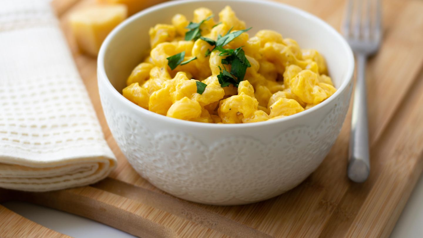 Kulinarische Reise : Rezept für Obazda-Makkaroni-Auflauf mit Zitronenbrezel-Topping Zutaten für 2 Personen:125g Makkaroni20g Butter300ml Milch125g Obazda50g Parmesan1 Prise Kümmel1 Prise süßes Paprikapulver20g Mehl½ Zitrone70g Champignons30g SalzbrezelnSalz, Pfeffer, Olivenöl Zubereitung: 1. Großen Kochtopf mit 3L gesalzenem Wasser zum Kochen bringen und die Makkaroni darin 6-8 Minuten bissfest kochen. Das Wasser ordentlich abgießen und die Nudeln beiseite stellen. Backofen auf 220°C mit Grillfunktion vorheizen. 2. Währenddessen Butter im großen Topf bei kleiner Hitze schmelzen, 2 EL Mehl zufügen und gut miteinander verrühren, aber nicht anbrennen lassen. Milch unterrühren, Temperatur erhöhen, nach 8-10 Minuten dickt die Sauce ein. Kümmel und Paprikapulver zugeben, und beiseite stellen. 3. Pilze mit einer Pilzbürste oder einem Küchenpinsel säubern, das Ende des Strunks entfernen und in 0,5 cm dünne Scheiben schneiden. Große Pfanne mit 2 EL Öl bei starker Hitze erwärmen und die Champignons darin ca. 3 Minuten anbraten, aus der Pfanne nehmen und beiseite stellen. 4. Die Brezeln grob hacken und in eine Schüssel geben. Parmesan reiben und ebenfalls in die Schüssel geben, die Hälfte der Zitronenschale abreiben und zu den Brezeln geben. 5. Sauce von der Herdplatte nehmen, Obazda gut unterrühren, Nudeln und Champignons zufügen, und nach Bedarf salzen und pfeffern. Anschließend in eine Auflaufform geben. Aber Vorsicht beim Salz, das Topping mit den Brezeln ist schon salzig. 6. Das Brezel-Topping über den Auflauf streuen und im Ofen für 10 Minuten grillen. Dabei sollte es nur leicht Farbe bekommen und nicht anbrennen. Heraus nehmen und auf einem Teller anrichten. Rezept für Obazda-Makkaroni-Auflauf mit Zitronenbrezel-Topping Zutaten für 2 Personen:125g Makkaroni20g Butter300ml Milch125g Obazda50g Parmesan1 Prise Kümmel1 Prise süßes Paprikapulver20g Mehl½ Zitrone70g Champignons30g SalzbrezelnSalz, Pfeffer, Olivenöl Zubereitung: 1. Großen Kochtopf mit 3L gesalzenem Wasser zum Kochen bringen und die Makkaroni darin 6-8 Minuten bissfest kochen. Das Wasser ordentlich abgießen und die Nudeln beiseite stellen. Backofen auf 220°C mit Grillfunktion vorheizen. 2. Währenddessen Butter im großen Topf bei kleiner Hitze schmelzen, 2 EL Mehl zufügen und gut miteinander verrühren, aber nicht anbrennen lassen. Milch unterrühren, Temperatur erhöhen, nach 8-10 Minuten dickt die Sauce ein. Kümmel und Paprikapulver zugeben, und beiseite stellen. 3. Pilze mit einer Pilzbürste oder einem Küchenpinsel säubern, das Ende des Strunks entfernen und in 0,5 cm dünne Scheiben schneiden. Große Pfanne mit 2 EL Öl bei starker Hitze erwärmen und die Champignons darin ca. 3 Minuten anbraten, aus der Pfanne nehmen und beiseite stellen. 4. Die Brezeln grob hacken und in eine Schüssel geben. Parmesan reiben und ebenfalls in die Schüssel geben, die Hälfte der Zitronenschale abreiben und zu den Brezeln geben. 5. Sauce von der Herdplatte nehmen, Obazda gut unterrühren, Nudeln und Champignons zufügen, und nach Bedarf salzen und pfeffern. Anschließend in eine Auflaufform geben. Aber Vorsicht beim Salz, das Topping mit den Brezeln ist schon salzig. 6. Das Brezel-Topping über den Auflauf streuen und im Ofen für 10 Minuten grillen. Dabei sollte es nur leicht Farbe bekommen und nicht anbrennen. Heraus nehmen und auf einem Teller anrichten.