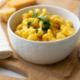 Rezept für Obazda-Makkaroni-Auflauf mit Zitronenbrezel-Topping      Zutaten für 2 Personen:125g Makkaroni20g Butter300ml Milch125g Obazda50g Parmesan1 Prise Kümmel1 Prise süßes Paprikapulver20g Mehl½ Zitrone70g Champignons30g SalzbrezelnSalz, Pfeffer, Olivenöl  Zubereitung:      1. Großen Kochtopf mit 3L gesalzenem Wasser zum Kochen bringen und die Makkaroni darin 6-8 Minuten bissfest kochen. Das Wasser ordentlich abgießen und die Nudeln beiseite stellen. Backofen auf 220°C mit Grillfunktion vorheizen.  2. Währenddessen Butter im großen Topf bei kleiner Hitze schmelzen, 2 EL Mehl zufügen und gut miteinander verrühren, aber nicht anbrennen lassen. Milch unterrühren, Temperatur erhöhen, nach 8-10 Minuten dickt die Sauce ein. Kümmel und Paprikapulver zugeben, und beiseite stellen.  3. Pilze mit einer Pilzbürste oder einem Küchenpinsel säubern, das Ende des Strunks entfernen und in 0,5 cm dünne Scheiben schneiden. Große Pfanne mit 2 EL Öl bei starker Hitze erwärmen und die Champignons darin ca. 3 Minuten anbraten, aus der Pfanne nehmen und beiseite stellen.  4. Die Brezeln grob hacken und in eine Schüssel geben. Parmesan reiben und ebenfalls in die Schüssel geben, die Hälfte der Zitronenschale abreiben und zu den Brezeln geben.  5. Sauce von der Herdplatte nehmen, Obazda gut unterrühren, Nudeln und Champignons zufügen, und nach Bedarf salzen und pfeffern. Anschließend in eine Auflaufform geben. Aber Vorsicht beim Salz, das Topping mit den Brezeln ist schon salzig.  6. Das Brezel-Topping über den Auflauf streuen und im Ofen für 10 Minuten grillen. Dabei sollte es nur leicht Farbe bekommen und nicht anbrennen. Heraus nehmen und auf einem Teller anrichten.