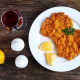 Rezept für Schnitzel “Münchner Art” mit Erdäpfel-Specksalat und Gurke      Zutaten für 2 Personen:15g süßer Senf25g Meerrettich500g festkochende Kartoffeln1 Rinderbrühwürfel1 Zwiebel50g gewürfelten Speck1 Gurke4 Schweinerückensteaks (Minutensteaks)etwas Kümmel10g frische Petersilie10g frischer Dill  Zubereitung:      1. Kartoffeln waschen, in einen Kochtopf mit ausreichend gesalzenem Wasser und Kümmel geben. Zum Kochen bringen, zugedeckt ca. 15-20 Minuten leicht köchelnd bissfest garen. Tipp: Wenn man leicht durchstechen kann, sind sie durch. Wasser abgießen und etwas auskühlen lassen.  2. Inzwischen Gurke waschen, halbieren, Kerngehäuse mit einem Teelöffel ausschaben und den Rest in möglichst dünne Scheiben schneiden. Dill waschen, ohne harte Stiele fein hacken. Gurke in einer Schüssel mit Dill, Salz, Pfeffer und einer Prise Zucker vermengen.  3. Meerrettich schälen, fein raspeln. Hälfte mit Senf vermengen. Je nach Geschmack mehr Meerrettich zugeben. Fleisch sollte ca. fingerdick sein. Wenn nicht, mit einer Pfanne zwischen Frischhaltefolie dünner klopfen. ¼ Brühwürfel in 150 ml heißem Wasser auflösen.  4. Wasser der Kartoffeln abgießen und diese kurz abkühlen lassen. Zwiebel schälen, eine Hälfte fein würfeln. Petersilie waschen, fein hacken. Ausgekühlte Kartoffeln mit einem Messer pellen und in ca. 1 cm dicke Scheiben schneiden. Kartoffeln mit Zwiebeln in eine Schüssel geben.  5. Speck ohne Fett in der großen Pfanne knusprig anbraten und zu den Kartoffeln geben. Kartoffeln mit Hälfte der Brühe, 3 EL Essig, 2 EL Öl, Salz und Pfeffer abschmecken. Dann unterheben und je nach Geschmack mehr Brühe untermengen.  6. Zum Schluss Pfanne auswischen, mit 2 EL Öl erneut erhitzen und Fleisch ca. 2-3 Minuten goldbraun anbraten. Aus der Pfanne nehmen, mit Salz und Pfeffer würzen und Schnitzelsauce darauf verteilen. Mit Kartoffel- und Gurkensalat anrichten.