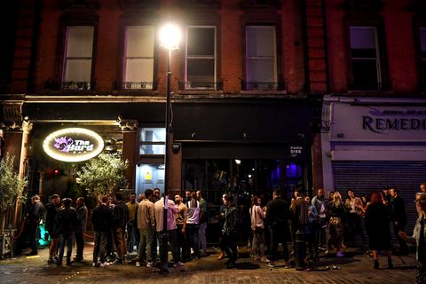 Trotz Corona versammelten sich am Wochenende viele Briten, um ihr Bier zu trinken - wie hier in London 