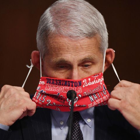 Anthony Fauci, Direktor des Nationalen Instituts für Infektionskrankheiten, nimmt seinen Mundschutz ab
