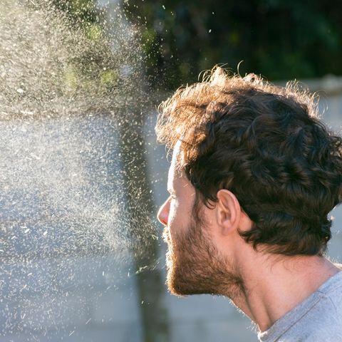 Coronavirus: Ein Mann niest
