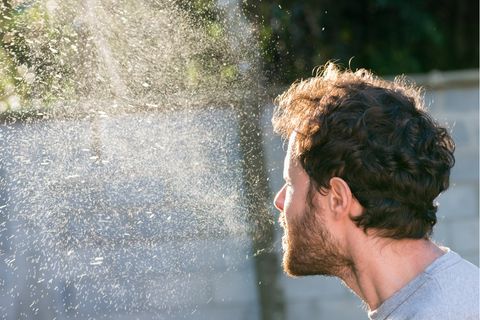 Coronavirus: Ein Mann niest