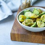 Schale mit Kartoffel-Gurken-Salat