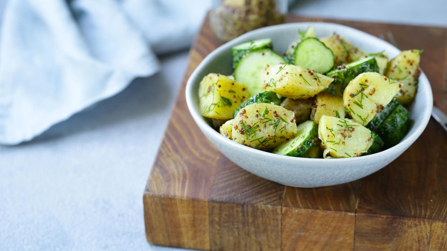 Schale mit Kartoffel-Gurken-Salat Schale mit Kartoffel-Gurken-Salat