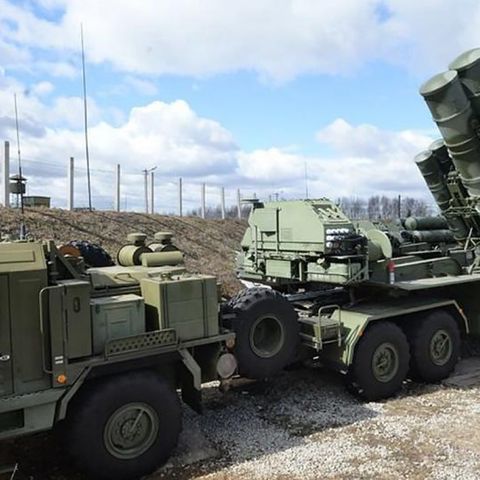 Zu einem S-500 Komplex gehören nicht nur die mobilen Abschussrampen, sondern auch Radaranlagen und eine Kommandoeinheit.