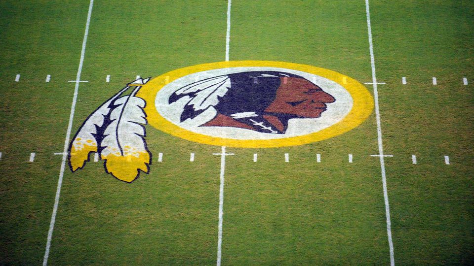 Das Logo der Washington Redskins auf den Rasen gemalt Das Logo der Washington Redskins auf den Rasen gemalt