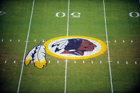 Das Logo der Washington Redskins auf den Rasen gemalt