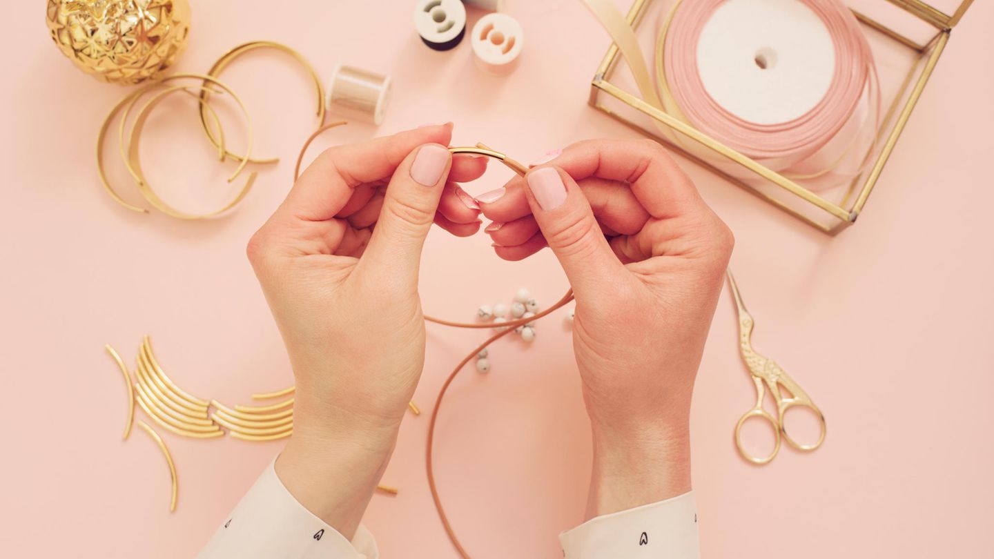 Armband knoten: Mit dem richtigen Material und einer Anleitung lässt sich Schmuck leicht selber machen