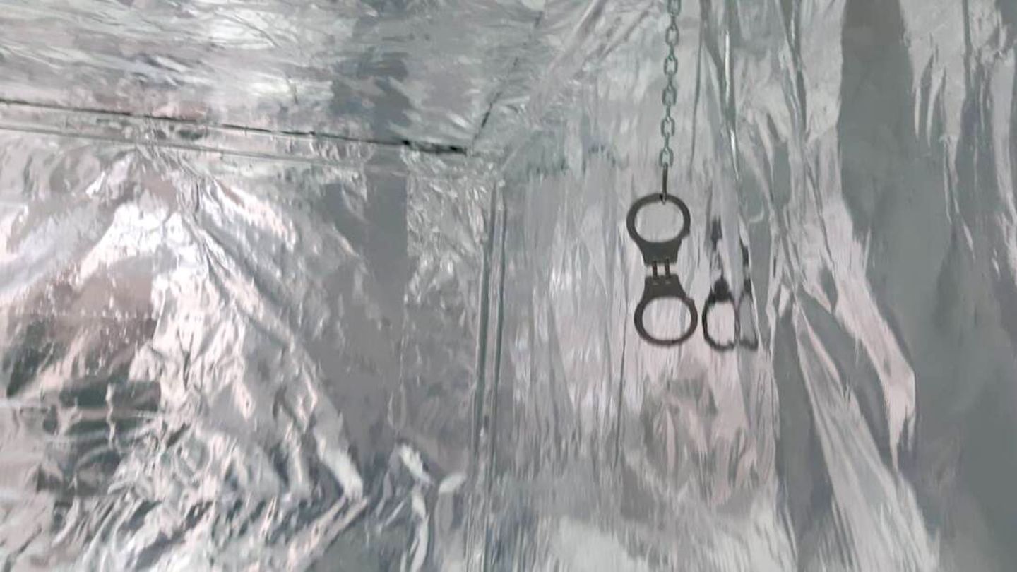 Die niederländische Polizei hat ein Gefängnis der Unterwelt mit einer Folterkammer entdeckt