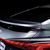 Der die Heckscheibe teilende Spoiler erinnert an den des Honda Civic der achten Generation