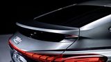 Der die Heckscheibe teilende Spoiler erinnert an den des Honda Civic der achten Generation