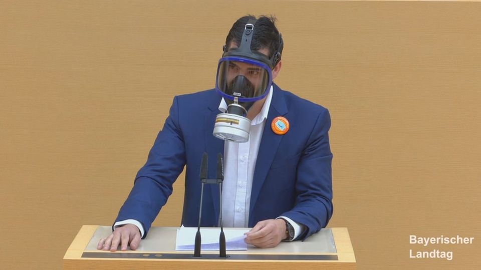 Bei Debatte über NS-Denkmäler: "Sie verhöhnen das Hohe Haus" – AfD-Abgeordneter Stefan Löw provoziert mit Gasmaske AfD-Abgeordnete Stefan Löw im Landtag von Bayern