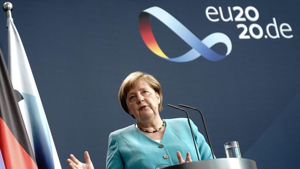 Bundeskanzlerin Angela Merkel an einem Rednerpult