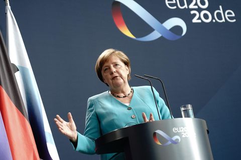 Bundeskanzlerin Angela Merkel an einem Rednerpult