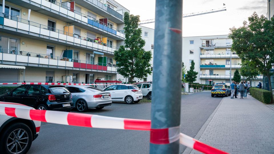 Nachrichten Deutschland Mainz Weiträumig abgesperrt ist der Tatort (links hinten) im Stadtteil Gonsenheim, wo ein Mann von der Polizei erschossen wurde