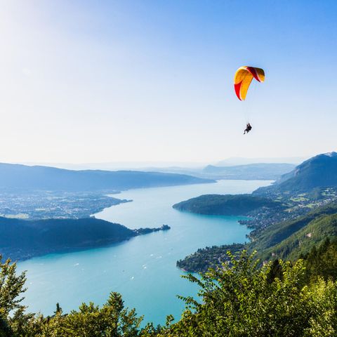Auszeit vom Job: Vom Gleitschirmfliegen bis zur Meditation: Wie Sie den richtigen Bildungsurlaub finden