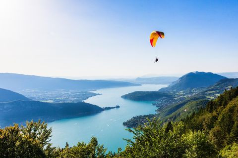 Auszeit vom Job: Vom Gleitschirmfliegen bis zur Meditation: Wie Sie den richtigen Bildungsurlaub finden