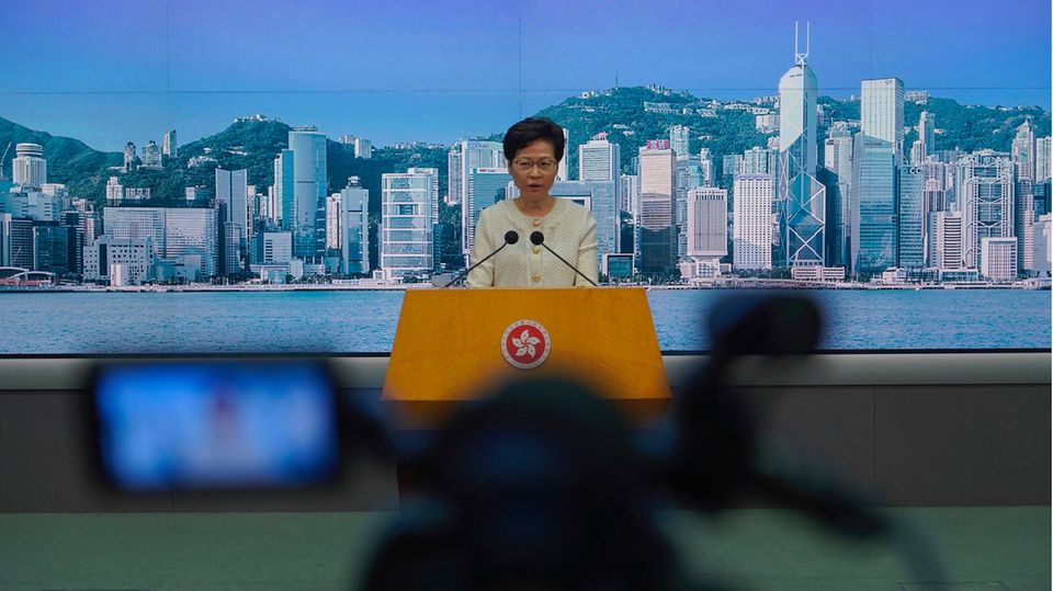 Carrie Lam, Regierungschefin der chinesischen Sonderverwaltungszone Hongkong, nimmt Fragen von Journalisten bei einer Pressekonferenz entgegen. Die internationale Videoplattform TikTok kündigt am 7. Juli an den Betrieb in Hongkong einzustellen und schließt sich damit anderen Social-Media-Unternehmen an, aus Angst vor dem neuen Sicherheitsgesetz.