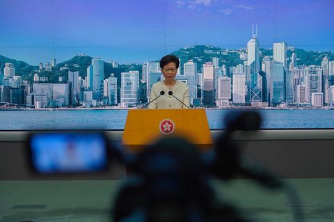 Carrie Lam, Regierungschefin der chinesischen Sonderverwaltungszone Hongkong, nimmt Fragen von Journalisten bei einer Pressekonferenz entgegen. Die internationale Videoplattform TikTok kündigt am 7. Juli an den Betrieb in Hongkong einzustellen und schließt sich damit anderen Social-Media-Unternehmen an, aus Angst vor dem neuen Sicherheitsgesetz.