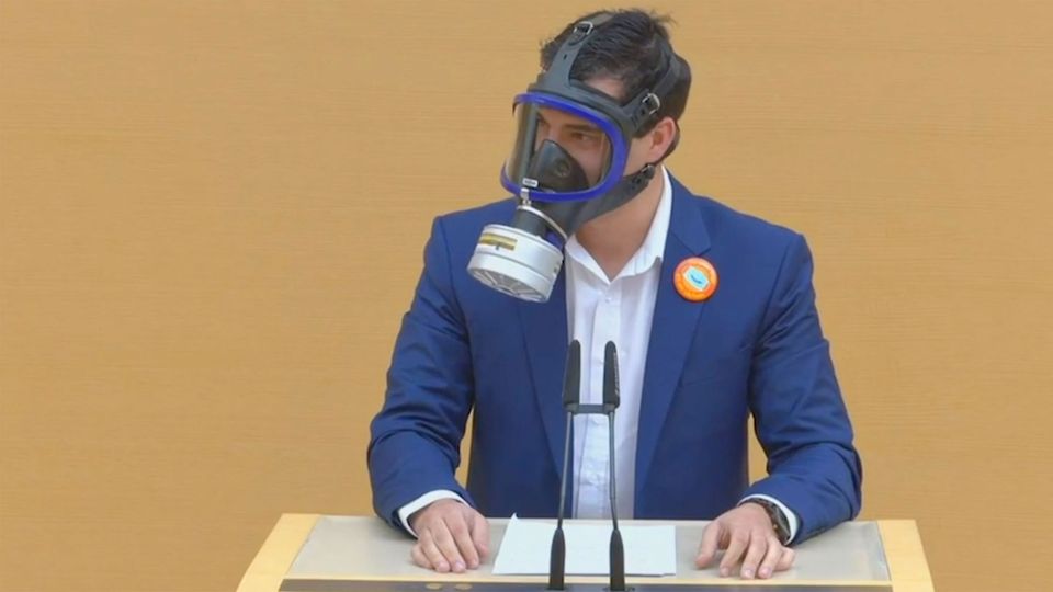 Bayern: AfD-Abgeordneter provoziert mit Gasmaske im Landtag Bayern: AfD-Abgeordneter provoziert mit Gasmaske im Landtag