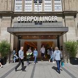 Jede deutsche Metropole hat ihr Traditionskaufhaus: In Berlin ist es das KaDeWe, in Hamburg das Alsterhaus und in München ist es das Oberpollinger. 1905 wurde das Warenhaus in der Münchner Innenstadt eröffnet. Später wurde das Kaufhaus von Karstadt übernommen und gehört heute zur The KaDeWe Group. Von Haushaltswaren, bis Spielzeug zur Designer-Kleidung. Das Oberpollinger hat sich seinen Kaufhaus-Charakter über die Jahrzehnte bewahrt und gehört zu einem Bummel in München einfach dazu.