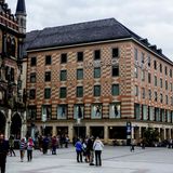 Das Kaufhaus Ludwig Beck ist in München so zentral gelegen, wie es nur geht. Direkt am Marienplatz findet man in diesem Kaufhaus Beautyprodukte, Mode oder Geschenkartikel. Auch das Kaufhaus Ludwig Beck kann auf eine lange Tradition zurückblicken. Im Jahr 1861 wurde die Knopfmacher- und Posamentier-Werkstätte mit vier Gesellen und einem Lehrling gegründet.