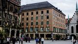 Das Kaufhaus Ludwig Beck ist in München so zentral gelegen, wie es nur geht. Direkt am Marienplatz findet man in diesem Kaufhaus Beautyprodukte, Mode oder Geschenkartikel. Auch das Kaufhaus Ludwig Beck kann auf eine lange Tradition zurückblicken. Im Jahr 1861 wurde die Knopfmacher- und Posamentier-Werkstätte mit vier Gesellen und einem Lehrling gegründet.
