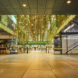 Wo einst die Bayerische Hypotheken- und Wechselbank und Bayerische Vereinsbank residierten, ist 1993 ein Cityquartier entstanden. Die Fünf Höfe sind eine kleine Oase zum Erholen und Genießen mitten in der Münchner Innenstadt. Neben Shoppen kann man hier Kultur und Kunst genießen. Zudem findet man hier Bars und Restaurants. Im Zentrum der Fünf Höfe ist die Kunsthalle. Hier finden regelmäßig Veranstaltungen statt.