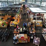 Die Schrannenhalle in Eisenkonstruktion in der Nähe der Altstadt und des Viktualienmarkts ist ein wahre Institution für Gourmets in Münchens Innenstadt. Die Bezeichnung Schranne geht auf die ursprüngliche Nutzung der Halle als Getreidespeicher zurück. Schranne steht nämlich für Getreide. Weil der Getreidehandel Anfang des 20. Jahrhunderts zurückging, wurde die Halle ab 1914 wieder demontiert. Erst in den späten 70er-Jahren entdeckte man Teile der Halle wieder und konnte diese am Originalstandort wieder aufbauen. Seit 2011 wird die Halle als Markthalle genutzt. Seit 2015 hat die Kette Eataly das Gebäude übernommen und verkauft Spezialitäten aus Italien und Bayern. Ein Besuch lohnt sich auf jeden Fall, wenn nicht für die Lebensmittel, dann zumindest um sich die aufwenige Eisenkonstruktion aus dem 19. Jahrhundert anzuschauen.