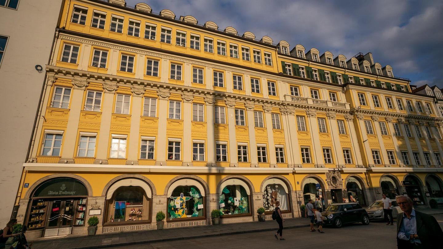 Im Traditionskaufhaus Dallmayr kommen Besucher aus dem Staunen nicht mehr raus, denn wer eigentlich nur den Kaffee aus dem Supermarktregal kennt, wird sich wundern, welches Sortiment sich dem Besucher bei Dallmayr eröffnet. Das Stammhaus befindet sich in der Münchner Altstadt. Insgesamt 19 Fachabteilungen gibt es hier. Egal, ob Wein, Fleisch oder Pasta: Hier findet man wirklich außergewöhnliche Delikatessen.