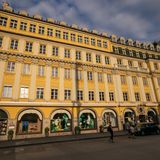 Im Traditionskaufhaus Dallmayr kommen Besucher aus dem Staunen nicht mehr raus, denn wer eigentlich nur den Kaffee aus dem Supermarktregal kennt, wird sich wundern, welches Sortiment sich dem Besucher bei Dallmayr eröffnet. Das Stammhaus befindet sich in der Münchner Altstadt. Insgesamt 19 Fachabteilungen gibt es hier. Egal, ob Wein, Fleisch oder Pasta: Hier findet man wirklich außergewöhnliche Delikatessen.