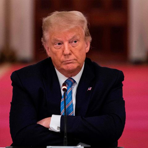 US-Präsident Donald Trump (l.) will, dass Studierende trotz Corona Präsenz-Unterricht bekommen - Harvard-Präsident Lawrence Bacow (r.) klagt dagegen