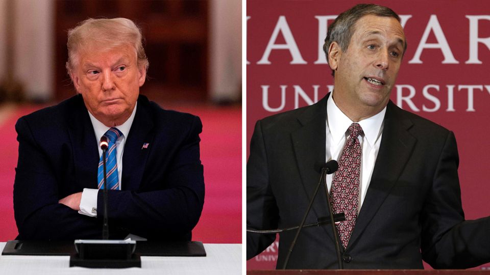 US-Präsident Donald Trump (l.) will, dass Studierende trotz Corona Präsenz-Unterricht bekommen - Harvard-Präsident Lawrence Bacow (r.) klagt dagegen