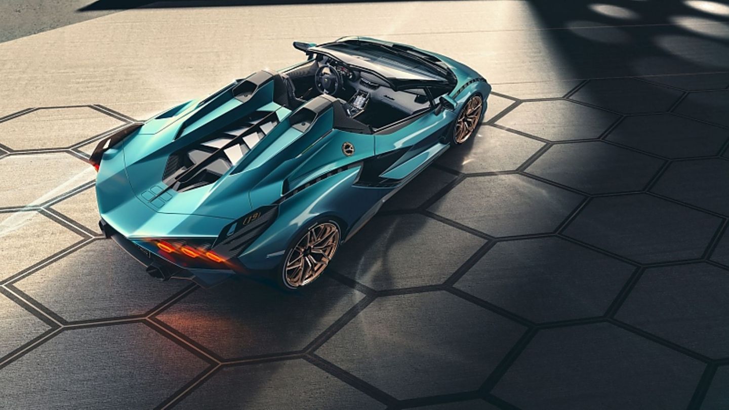 Die schuppenbewehrte Motorhaube gehört zu einem modernen Lamborghini