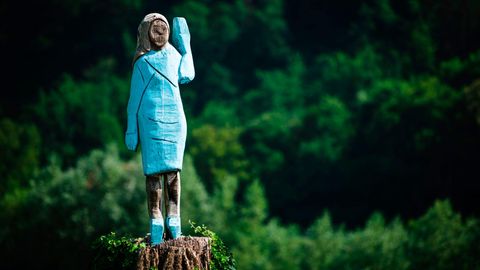 Die Holzstatue von Melania Trump, die nun abgebrannt wurde