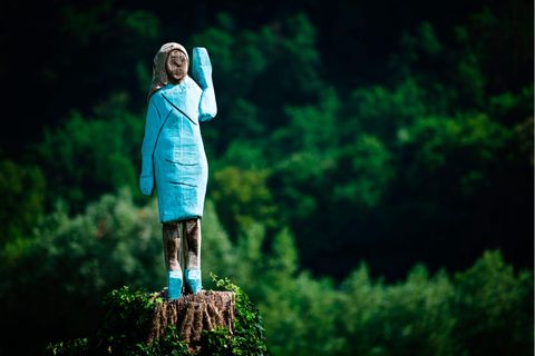 Die Holzstatue von Melania Trump, die nun abgebrannt wurde
