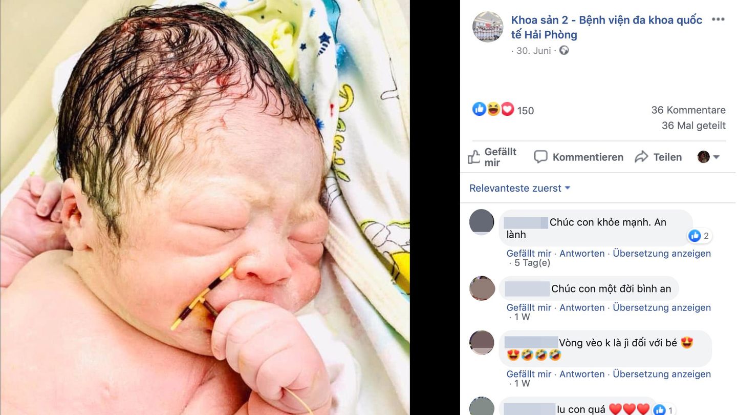 Ein frisch geborenes Baby hält in einer Hand eine Spiale