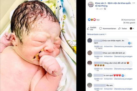 Ein frisch geborenes Baby hält in einer Hand eine Spiale