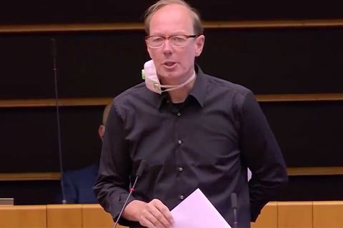 Martin Sonneborn stichelt gegen Merkel – auch deutscher Fußballclub bekommt sein Fett weg