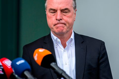 Clemens Tönnies wurde von einem Kamerateam bedrängt