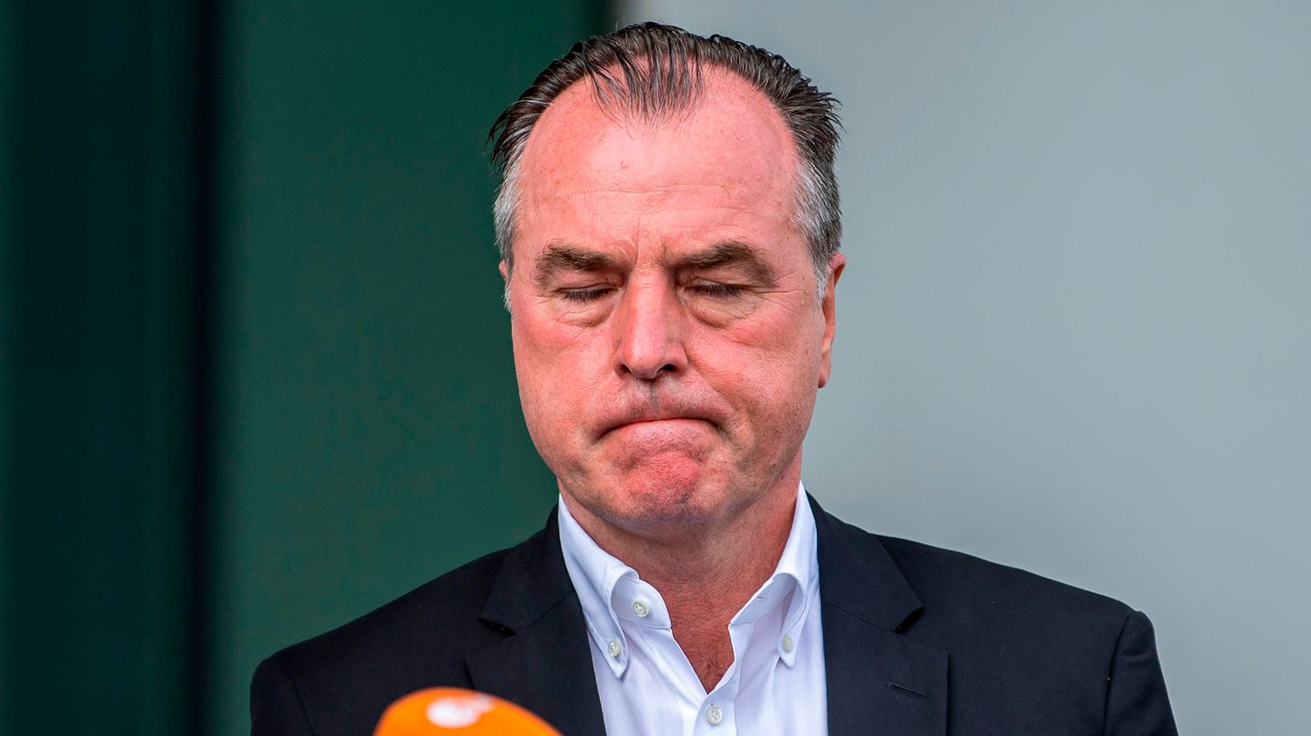 Clemens Tönnies wurde von einem Kamerateam bedrängt