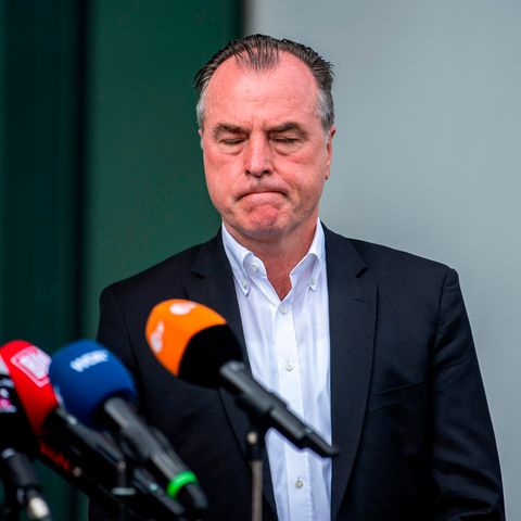 Clemens Tönnies wurde von einem Kamerateam bedrängt